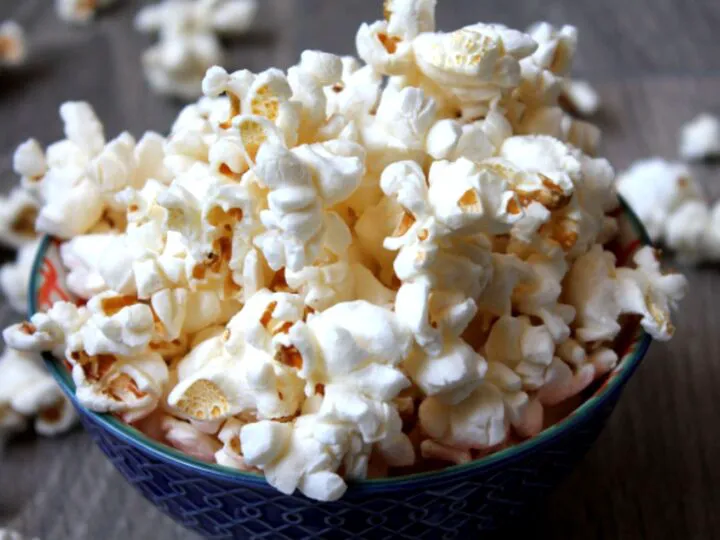 Bancuri. Soțul beat către soție: Popcornul tău e cam nesărat! E genială continuarea