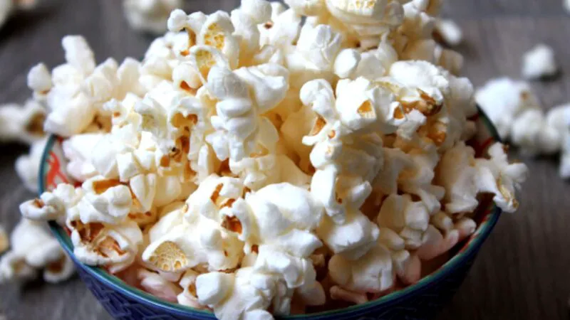 Bancuri. Soțul beat către soție: Popcornul tău e cam nesărat! E genială continuarea