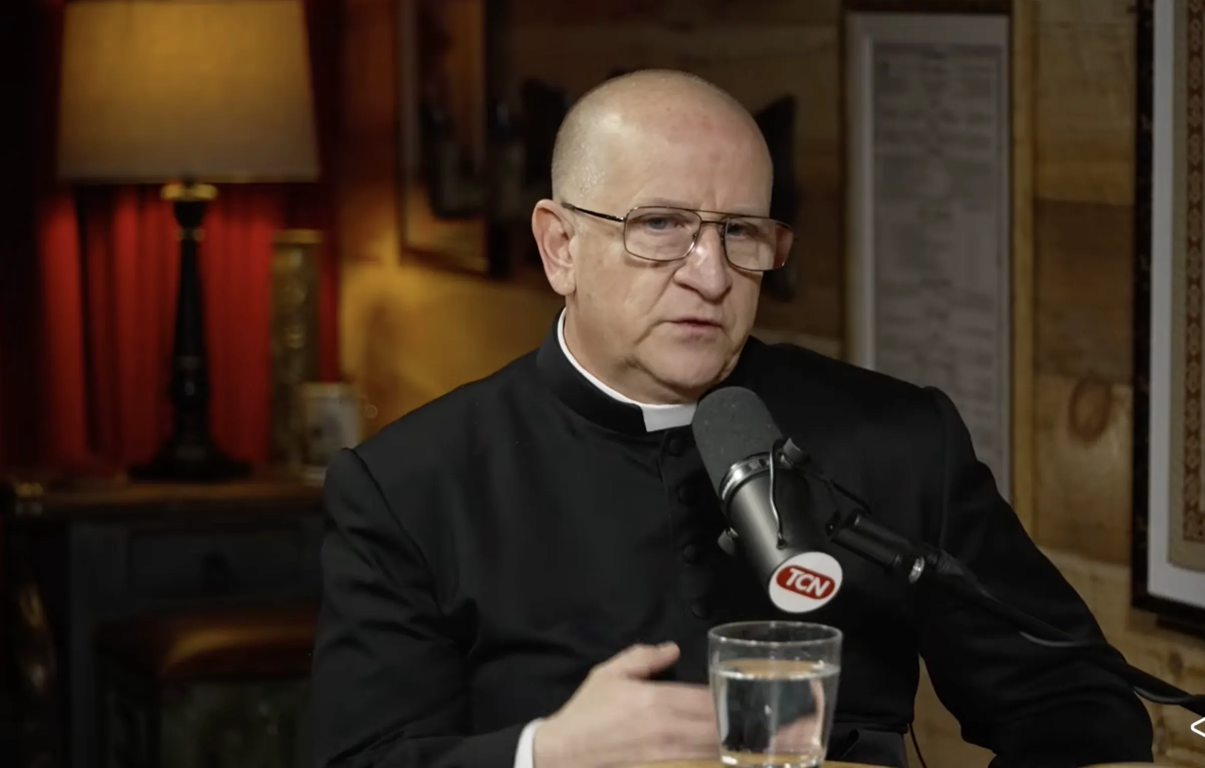 Un preot exorcist dezvăluie cum l-a confruntat chiar pe Satan: „Viețile acestor oameni sunt îngrozitoare”