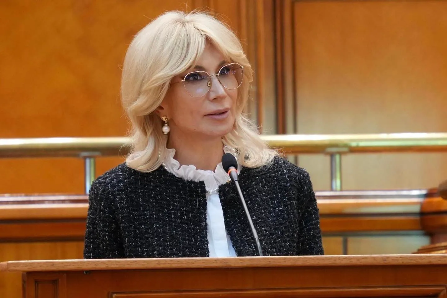 Sprijin financiar pentru părinții copiilor cu autism și sindrom Down. Legea a ajuns la Nicușor Dan