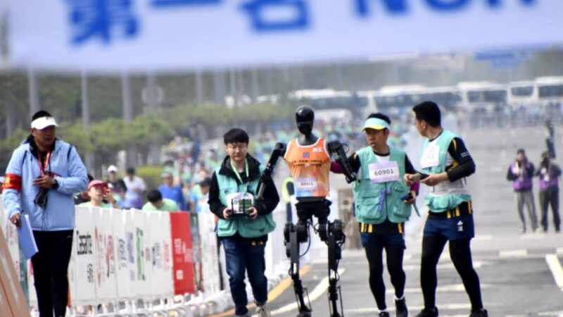 Un robot a uimit lumea la Beijing. Semnalul de alarmă tras de un geniu al inteligenței artificiale