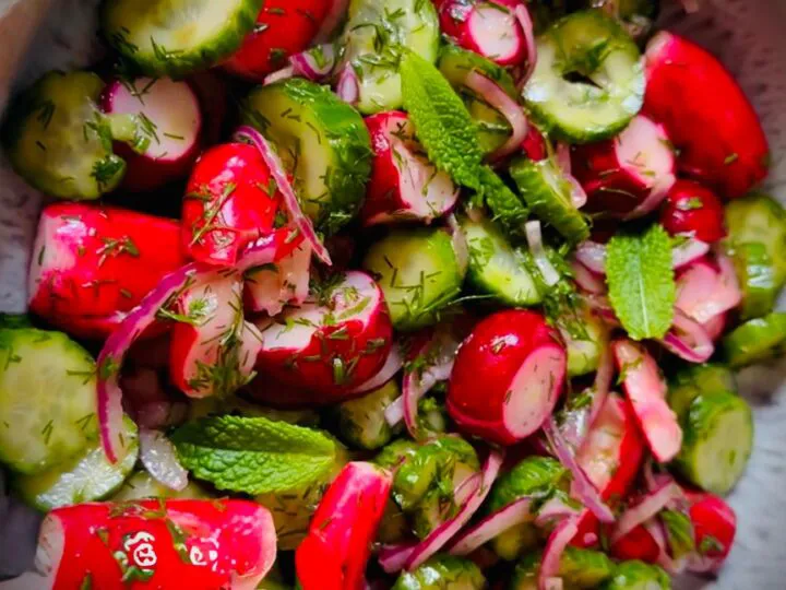 Salata de ridichi zdrobite în borcan – rețetă rapidă, fresh și plină de beneficii