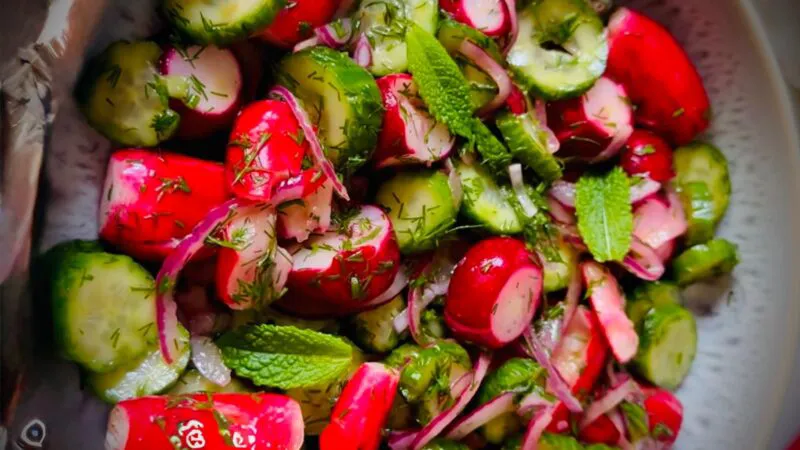 Salata de ridichi zdrobite în borcan – rețetă rapidă, fresh și plină de beneficii