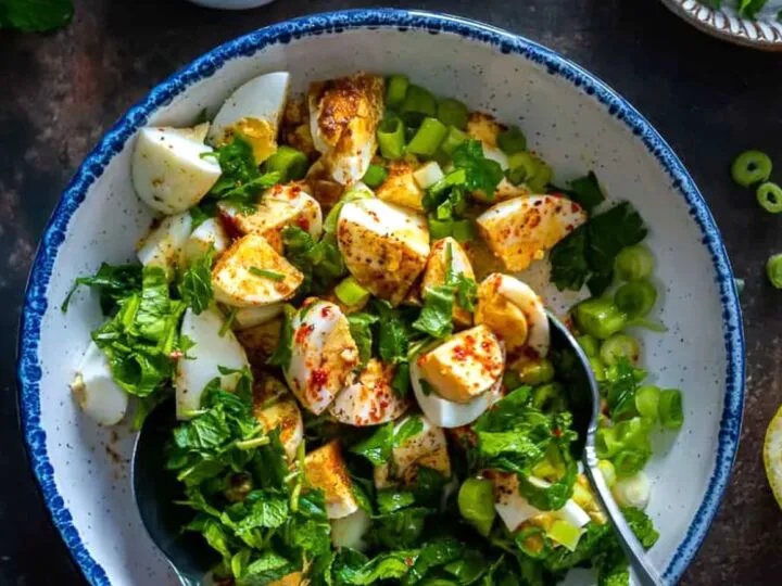 Rețetă turcească de salată de ouă, care-ți lasă gura apă. Sănătoasă, bogată în proteine și ușor de realizat