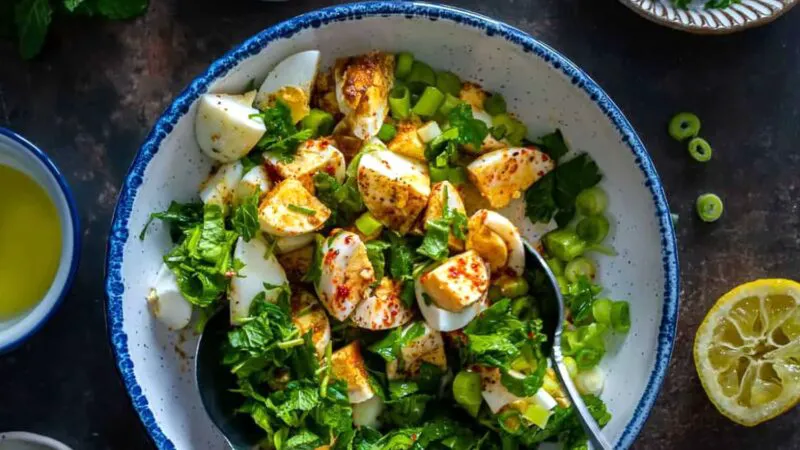 Rețetă turcească de salată de ouă, care-ți lasă gura apă. Sănătoasă, bogată în proteine și ușor de realizat