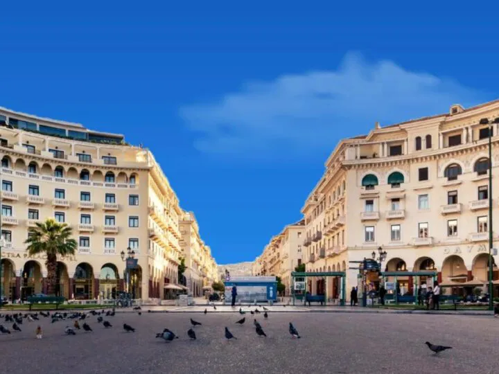 Copilul de 5 ani a golit apartamentul de la balcon. După ce a aruncat aspiratorul a intervenit poliția