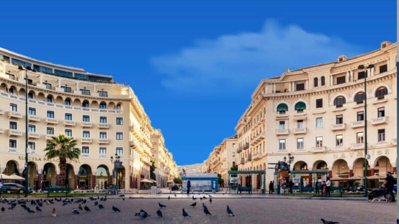 Copilul de 5 ani a golit apartamentul de la balcon. După ce a aruncat aspiratorul a intervenit poliția