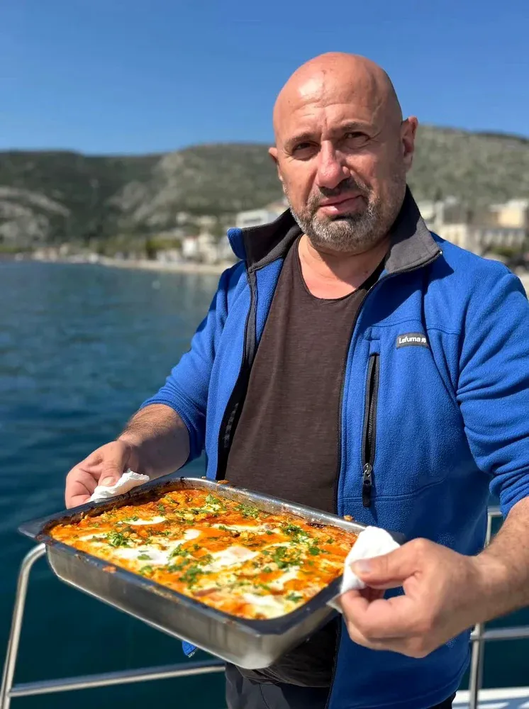 Iubita lui Scărlătescu vrea să devină vedetă populară pe internet. Povestește deja aventurile chefului