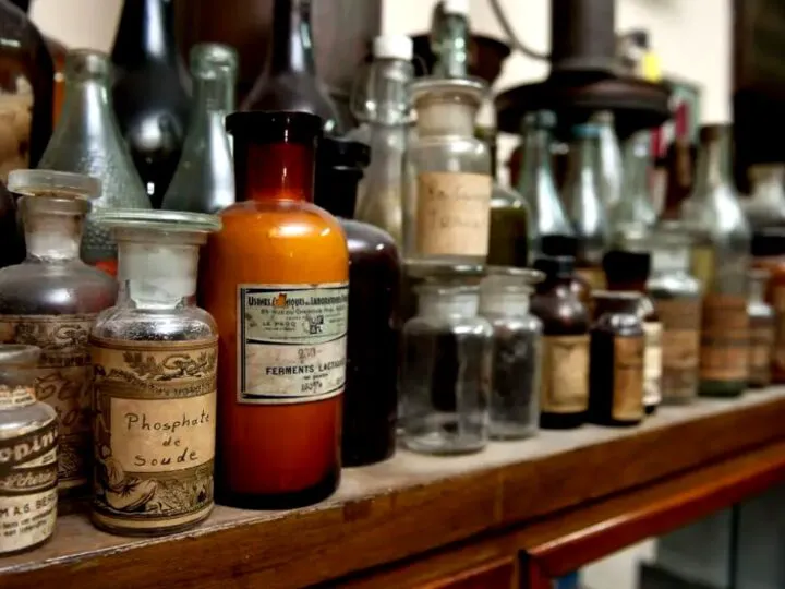 Povestea tragică a primului medic al omenirii. Șarpele încolăcit pe toiag, emblema universală a medicinii, a fost simbolul său