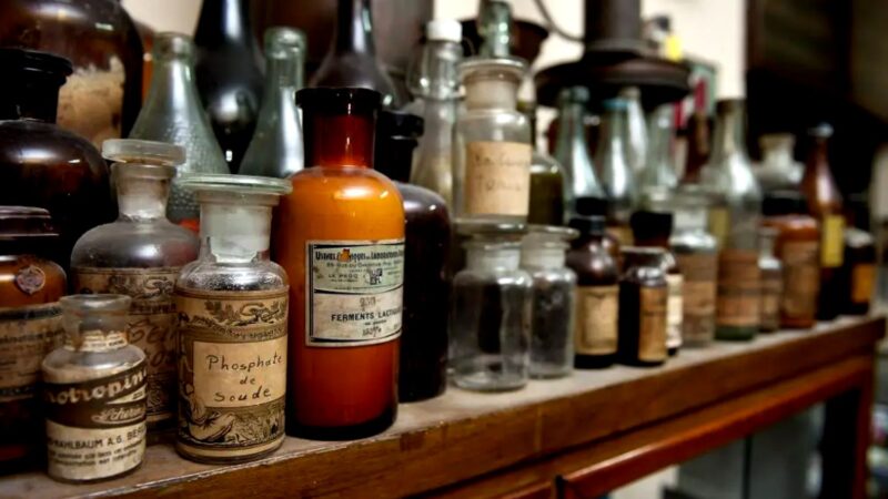 Povestea tragică a primului medic al omenirii. Șarpele încolăcit pe toiag, emblema universală a medicinii, a fost simbolul său