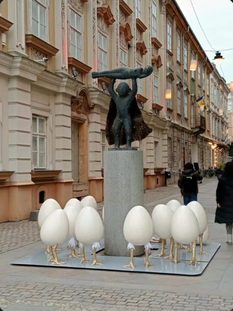 Conflict artistic în Piața Unirii, sculptorul Virgil Scripcariu cere îndepărtarea instalației decorative de Paște. S-a ajuns la avocați - Exclusiv 3 Sursa: Best of Timisoara