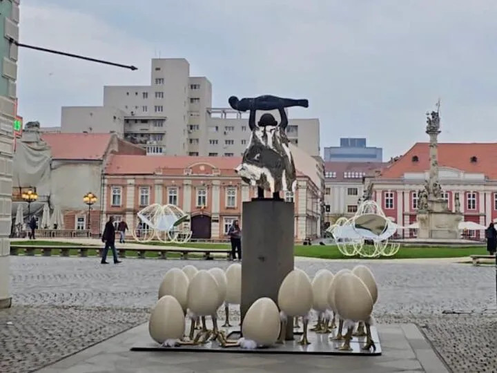 Conflict artistic în Piața Unirii, sculptorul Virgil Scripcariu cere îndepărtarea instalației decorative de Paște. S-a ajuns la avocați – Exclusiv