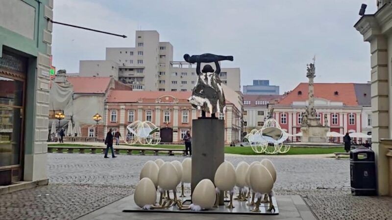 Conflict artistic în Piața Unirii, sculptorul Virgil Scripcariu cere îndepărtarea instalației decorative de Paște. S-a ajuns la avocați – Exclusiv