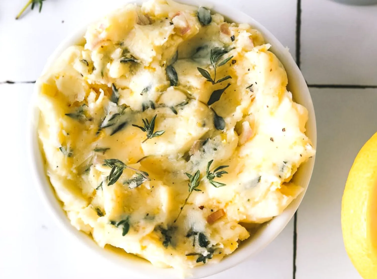 Curcan la cuptor cu unt, ierburi și lămâie, delicatesa de pe masa de Paște. Rețeta o să vă meargă la suflet