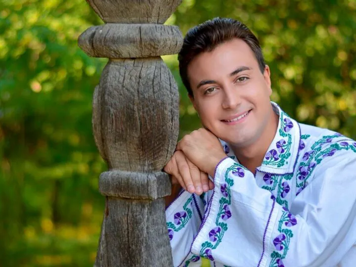 Valentin Sanfira iubește o fată de la țară, patroană de fermă. Au zburat deja la mare, la soare