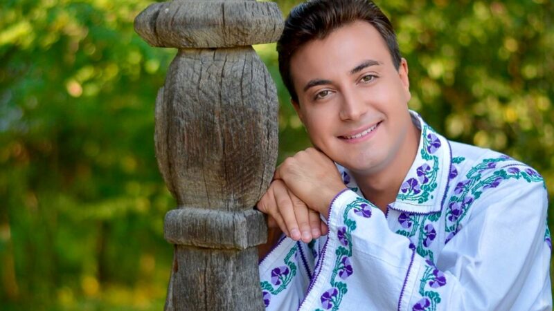 Valentin Sanfira iubește o fată de la țară, patroană de fermă. Au zburat deja la mare, la soare