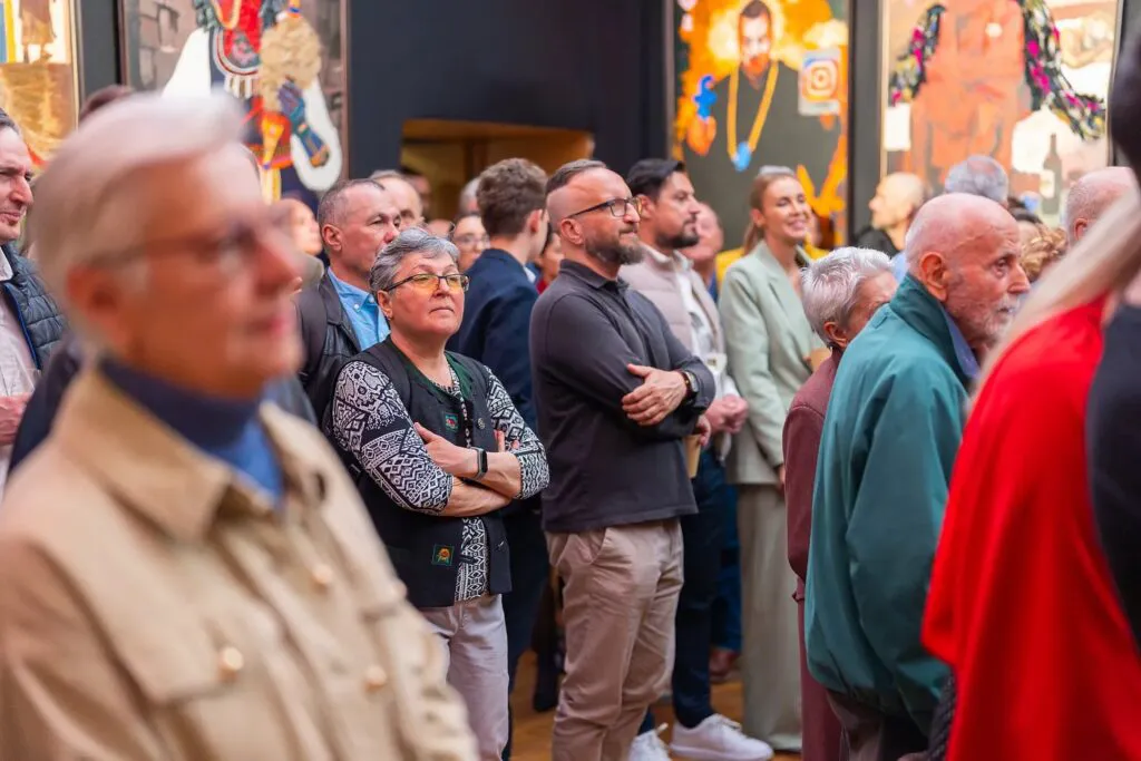 Jurnalistul Liviu Alexa a cucerit Bucureștiul cu picturile sale. Sute de oameni fascinați de simbolurile de pe pânze