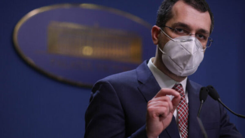 Românii, buni de plată pentru vaccinurile cumpărate doar pe hârtie. „Ăia hoți, ăștia hoți/ Mama lor la toți”