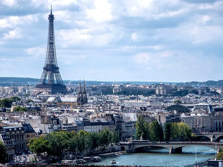 Bancuri. Un turist american se plimba prin Paris cu ghidul său. Ce urmează e genial