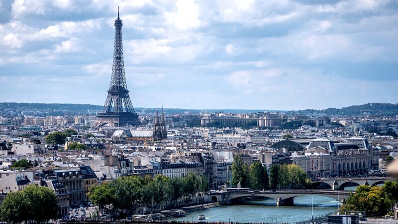 Bancuri. Un turist american se plimba prin Paris cu ghidul său. Ce urmează e genial