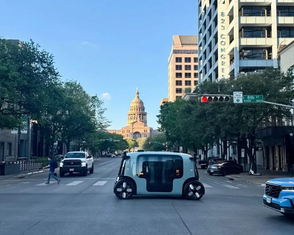 E real! S-a pus în circulație taxiul fără șofer. Experiența este foarte stranie