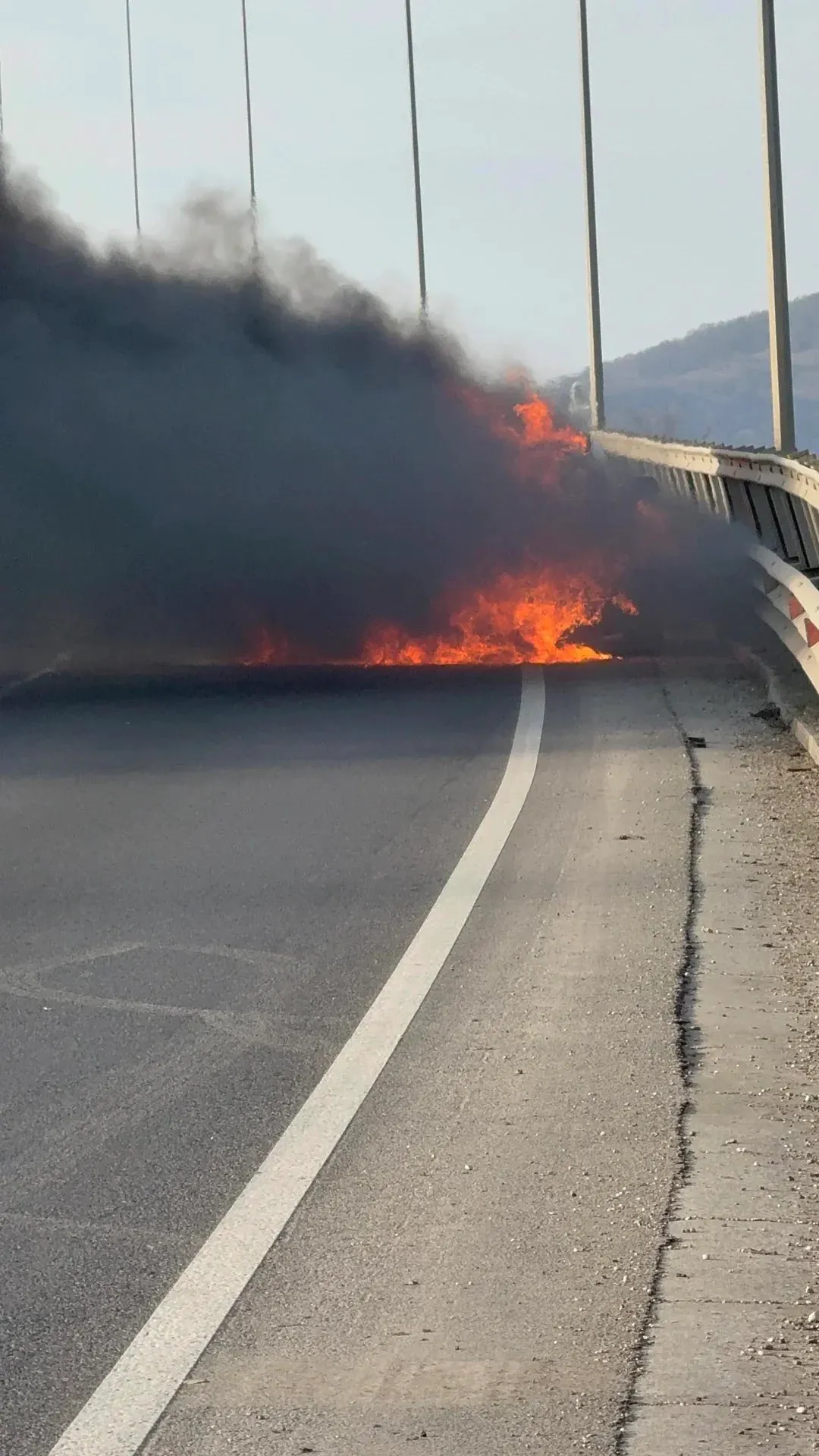 Mărturia șocantă a bărbatului căruia i-a luat foc mașina hibrid pe centura Brașov. Ce alertă a văzut în bord înainte ca bateria să se aprindă 