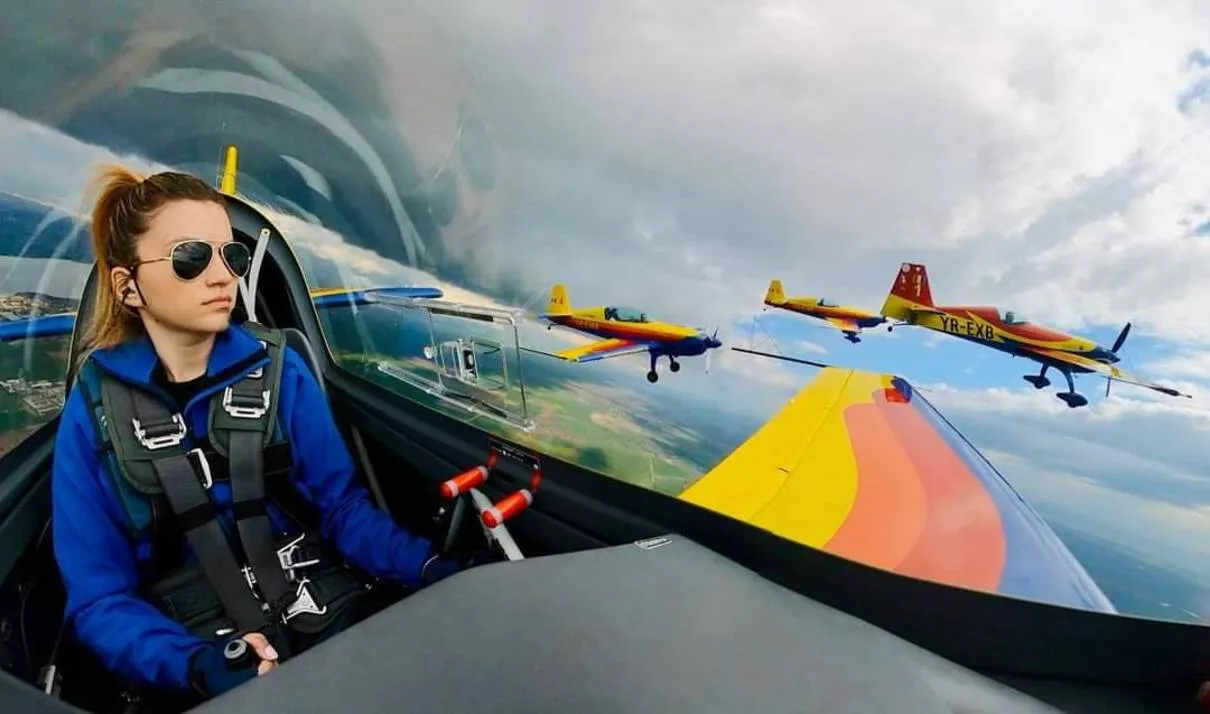 Andreea Bănesaru, singura femeie pilot din echipa națională de acrobație aeriană a României. Are o poveste incredibilă 2 Andreea Bănesaru, singura femeie pilot din echipa națională de acrobație aeriană a României. Are o poveste incredibilă