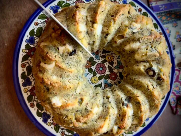 Chec sărat cu brânză și ierburi aromatice: o rețetă simplă
