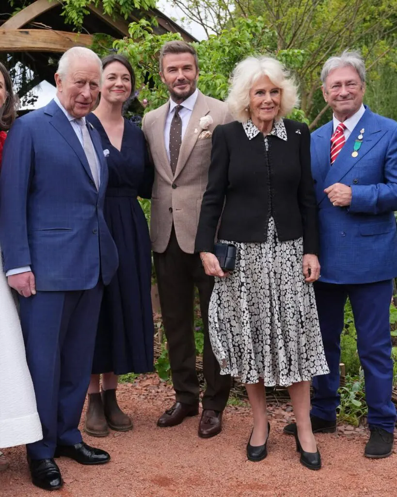 Cum arată acum mâinile Regelui Charles, diagnosticat cu cancer. A participat la un eveniment alături de Camilla și David Beckham 2 Cum arată acum mâinile Regelui Charles, diagnosticat cu cancer. A participat la un eveniment alături de Camilla și David Beckham