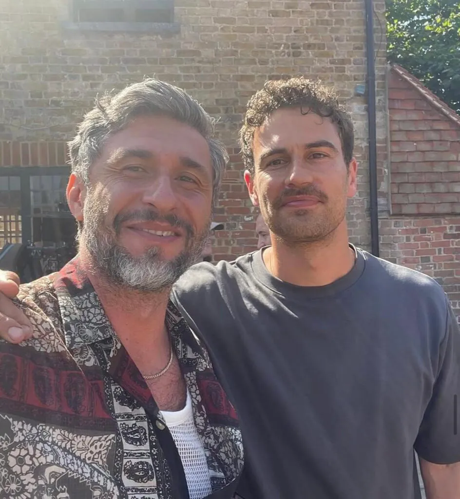 Dragoș Bucur a fugit de la ferma lui cu animale tocmai la Londra. Întâlnire cu actori de top 2 Dragoș Bucur a fugit de la ferma lui cu animale tocmai la Londra. Întâlnire cu actori de top