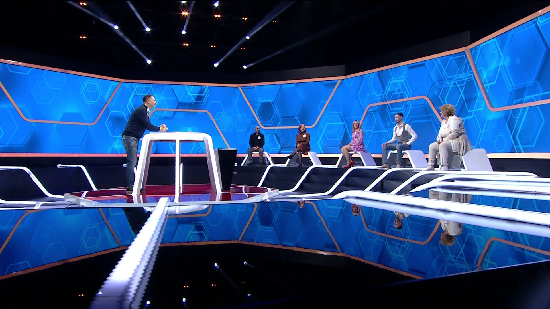 Revine emisiunea „Eu cu cine rămân?", reality show-ul de sâmbătă seara, dar și Dan Negru. La Kanal D 3 Dan Negru în timpul emisiunii de la Kanal D