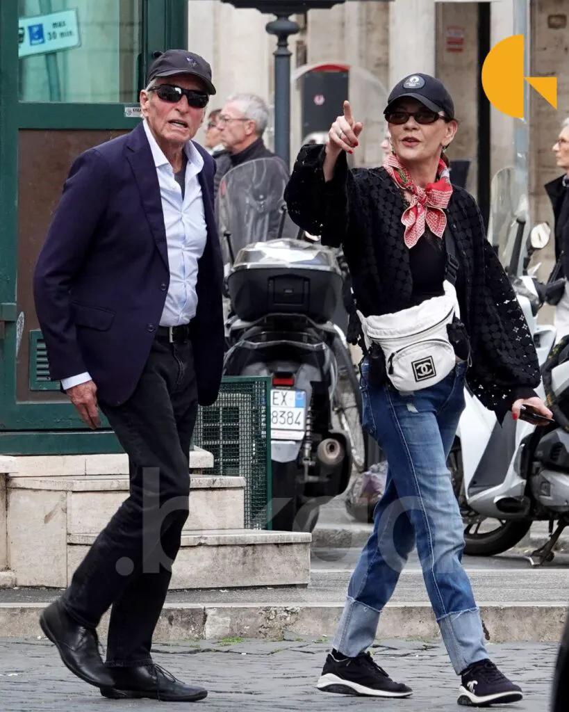 Michael Douglas și Catherine Zeta-Jones, refugiu de lux la Roma. Se vorbește de o investiție 2 Michael Douglas și Catherine Zeta-Jones, refugiu de lux la Roma. Se vorbește de o investiție