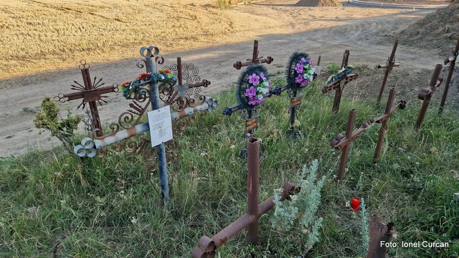 Crucile de la locul tragediei de la Huțani, fotografie realizată după 44 de ani, 29 Iunie 2024 de Ionel Curcan