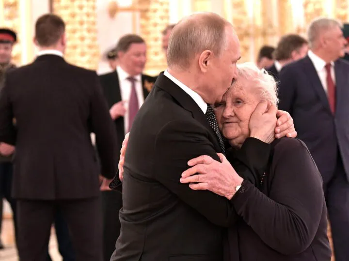 Vladimir Putin și propaganda de la Kremlin. A „jucat” imaginea de domn cu profesoara din adolescență – Foto