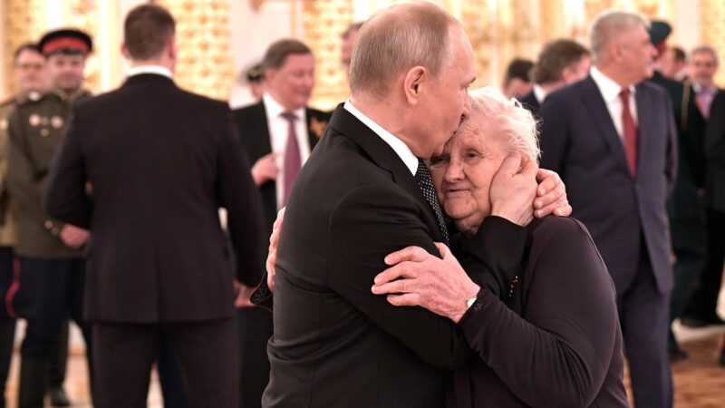 Vladimir Putin și propaganda de la Kremlin. A „jucat” imaginea de domn cu profesoara din adolescență – Foto