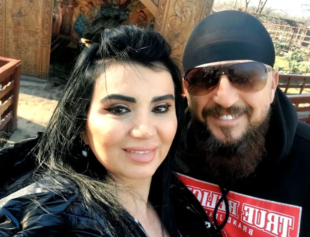 Adriana Bahmuțeanu, răsfăț total din partea soțului. Gestul bărbatului a atras atenția - Video 2 Adriana Bahmuțeanu, răsfăț total din partea noului soț. Gestul bărbatului a atras atenția - Video