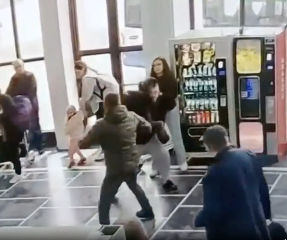 Un angajat Wizz Air a bătut pasagerii de pe ruta sa în aeroportul Băneasa, sub ochii tuturor. Situație incredibilă, arătată de avocat 2 Un angajat Wizz Air a bătut pasagerii de pe ruta sa în aeroportul Băneasa, sub ochii tuturor. Situație incredibilă, arătată de avocat