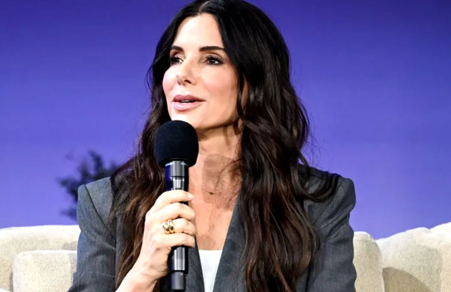 Cel mai prețios cadou primit de Sandra Bullock datează din 1935. Colierele vedetei valorează o avere