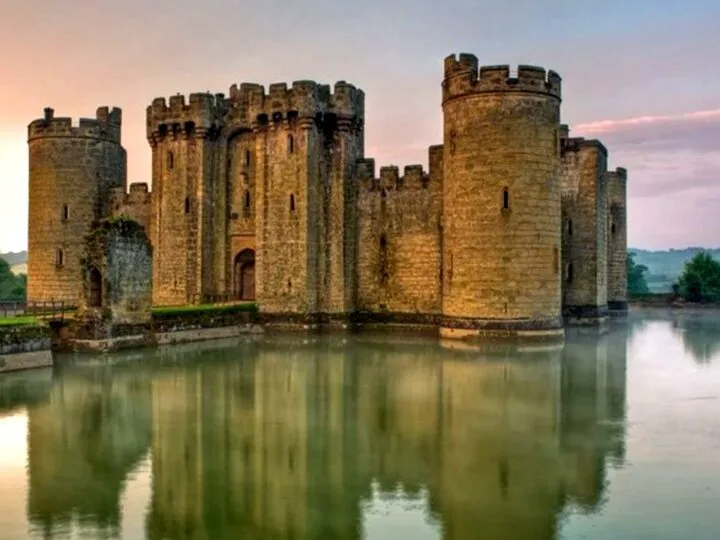 Bancuri. Într-un castel medieval, ghidul îi conduce pe turişti pe nişte scări întortocheate, coborînd tot mai jos. E genial ce urmează