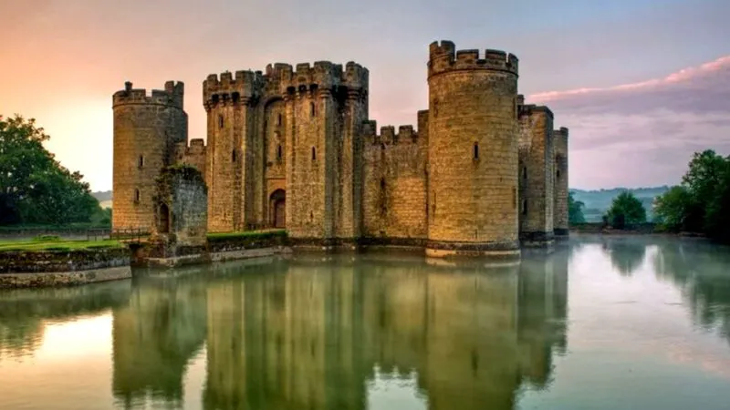 Bancuri. Într-un castel medieval, ghidul îi conduce pe turişti pe nişte scări întortocheate, coborînd tot mai jos. E genial ce urmează