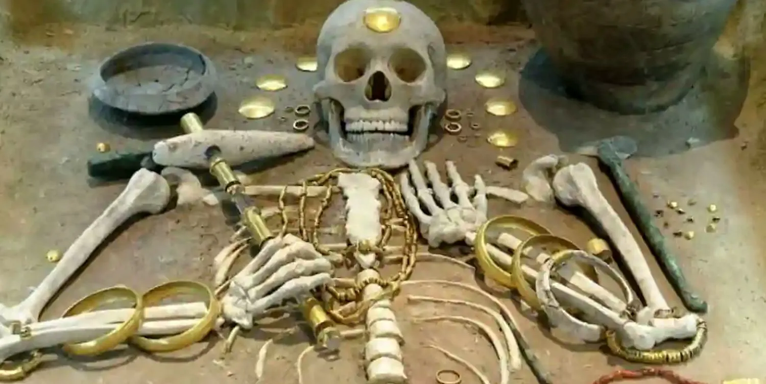 Simbolurile sacre ascunse în cele mai vechi bijuterii de aur din lume. Au fost descoperite într-o necropolă preistorică din Varna 2 Simbolurile sacre ascunse în cele mai vechi bijuterii de aur din lume. Au fost descoperite într-o necropolă preistorică din Varna