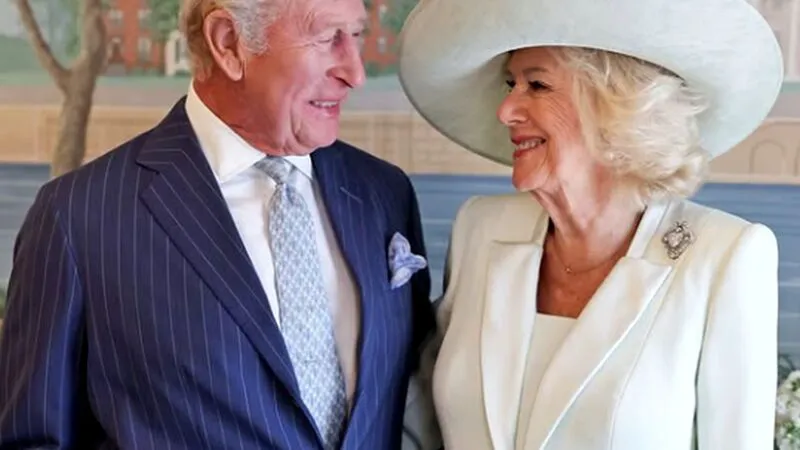 Regina Camilla s-a unit cu prințul William și taie în carne vie la Palat. Regele Charles, presat de soție și fiul cel mare să ia decizii radicale