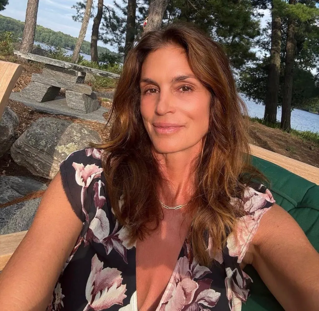 Cindy Crawford dezvăluie boala de care suferă de 10 ani. „Dintr-odată m-am văzut diferit” 2 Cindy Crawford dezvăluie boala de care suferă de 10 ani. „Dintr-odată m-am văzut diferit”
