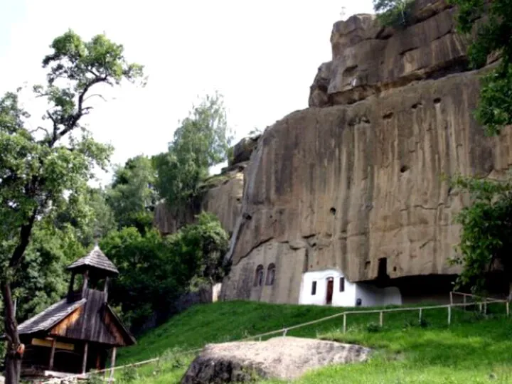 Biserica Corbii de Piatră, locul unde s-a găsit un sâmbure de meteorit învelit în fier și bronz. Lăcașul păstrează cea mai veche pictură din Țara Românească.