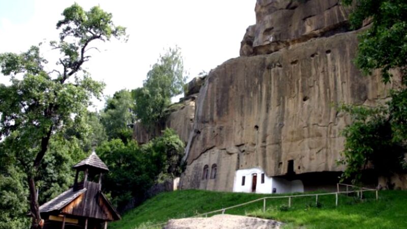 Biserica Corbii de Piatră, locul unde s-a găsit un sâmbure de meteorit învelit în fier și bronz. Lăcașul păstrează cea mai veche pictură din Țara Românească.