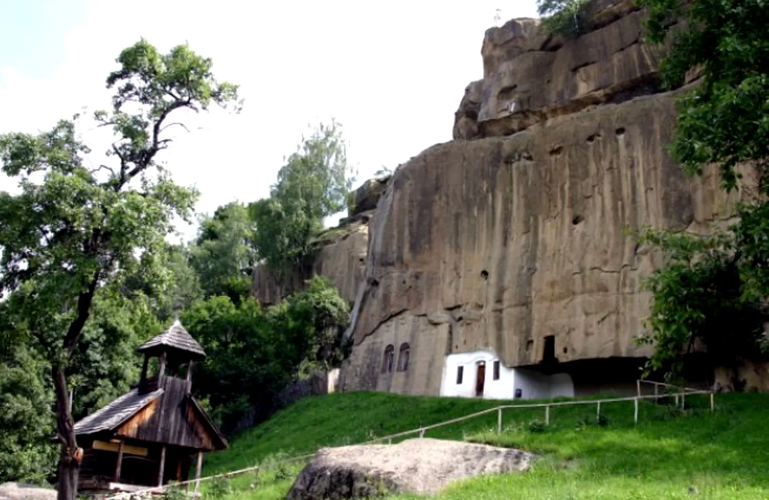 Biserica Corbii de Piatră, locul unde s-a găsit un sâmbure de meteorit învelit în fier și bronz. Lăcașul păstrează cea mai veche pictură din Țara Românească.
