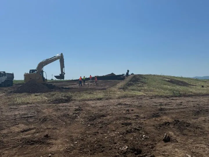 Lucrările la pasajul de la Băicoi peste DN1, oprite de un mormânt vechi de 5.000 de ani