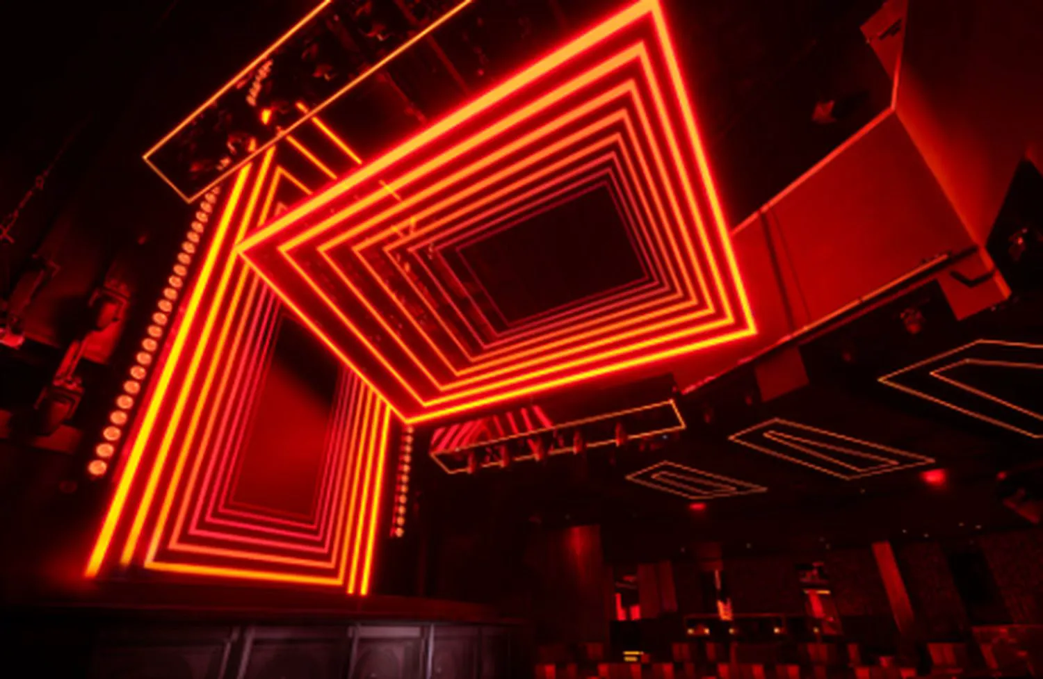 Bancuri. Un băiat care tocmai a cunoscut o fată într-o discotecă, îi spune: De ce nu vii acasă la mine să…?