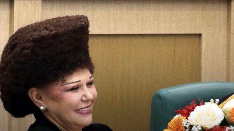 O fostă senatoare din Rusia, comparată cu personaje din Star Trek. Povestea din spatele celebrei coafuri a Valentinei Petrenko