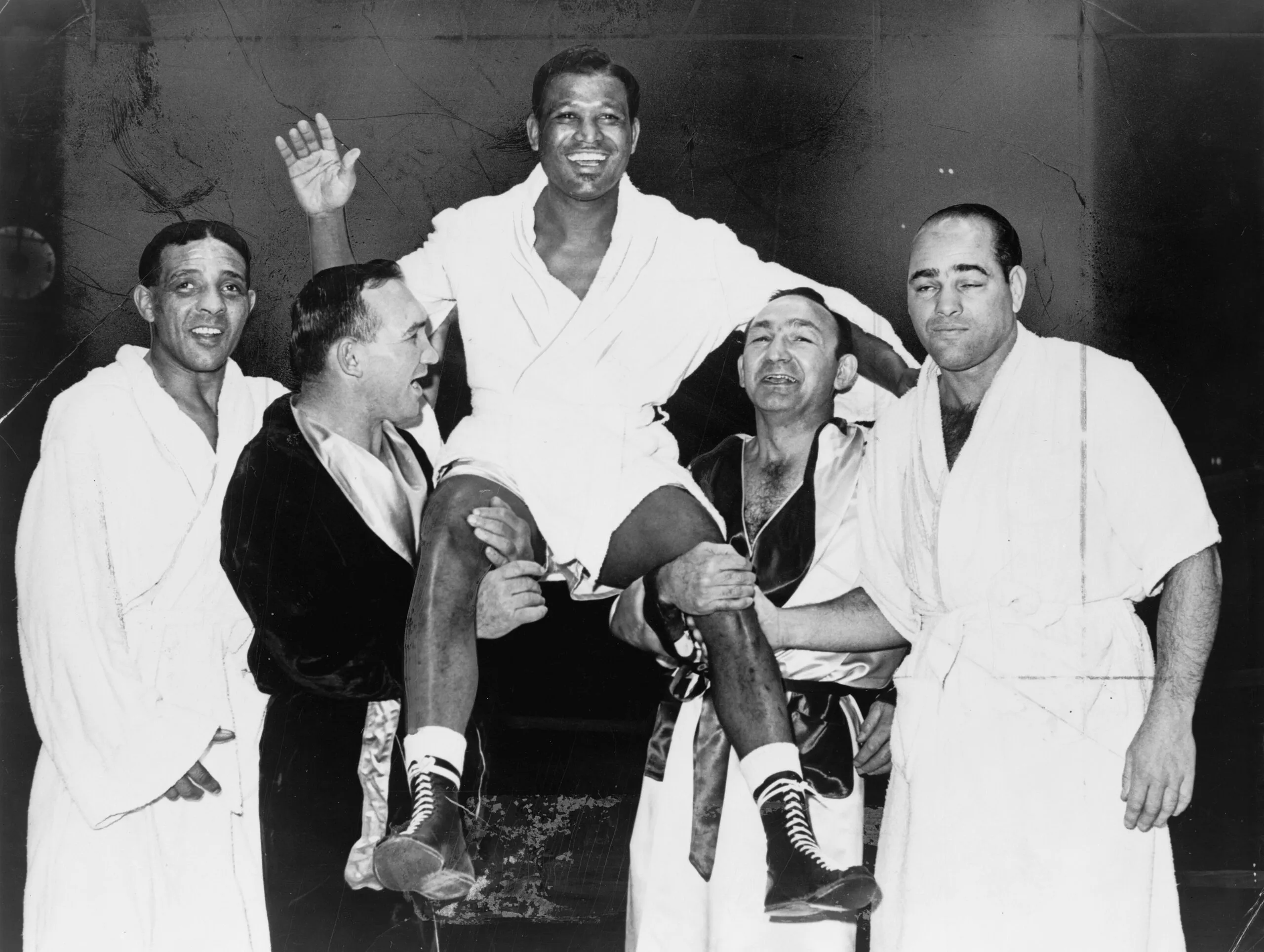 Sugar Ray Robinson este ridicat în aer de Gene Fullmer și Carmen Basilio în 1965 (foto: Wikipedia)